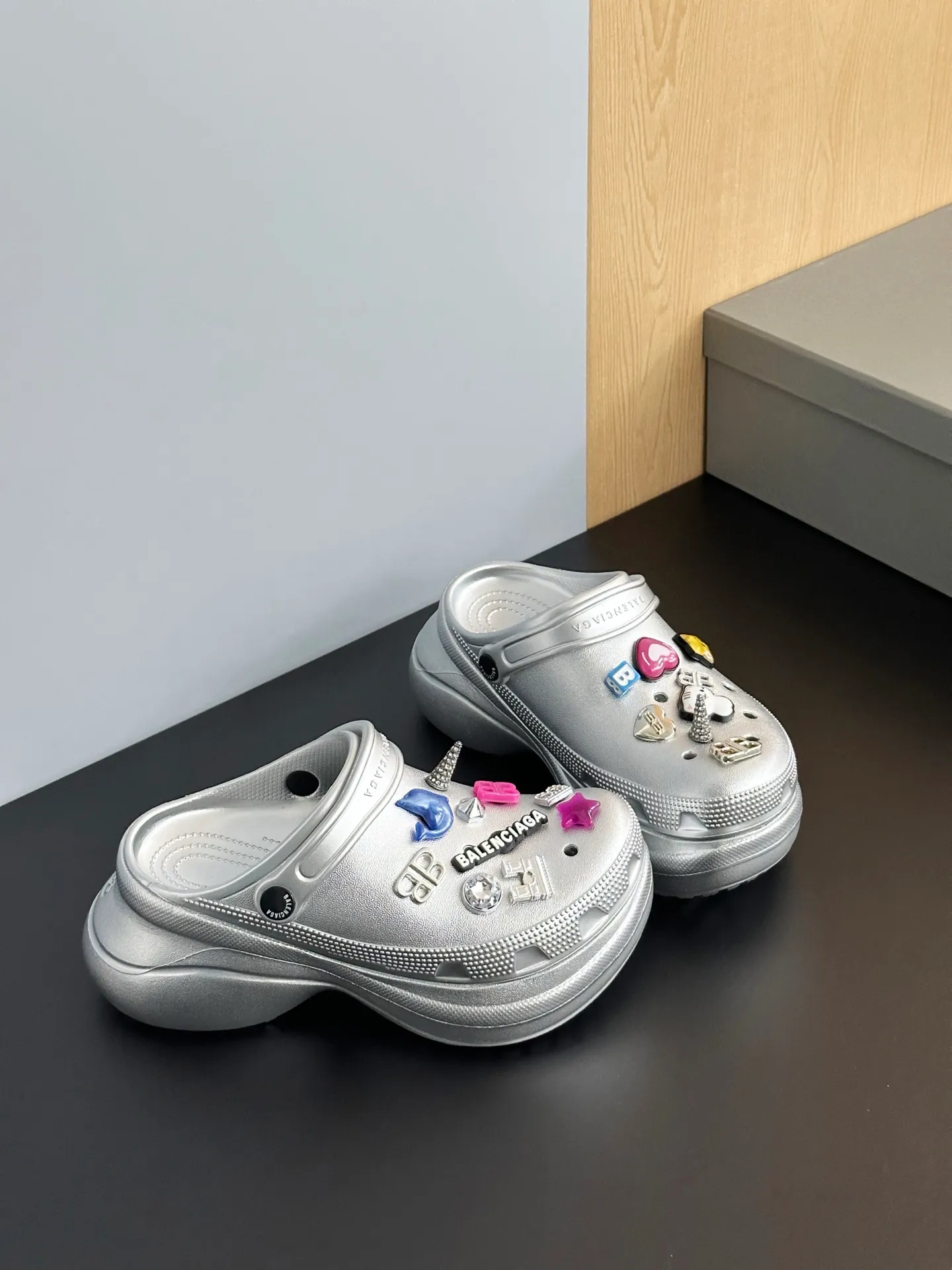 👟👟Ex-factory price 520👟👟 𝗕𝗮𝗹𝗲𝗻𝗰𝗶𝗮𝗴𝗮Heightening Crocs for Couples Original model opening. Original factory data. Men’s and women’s models with different graphics and pattern designs. DIY accessories with matching versions. 6cm heightening modo integrated shoe body structure. Lightweight material with high degree of detail restoration. Code number: 35-41 (40.41 non-refundable) Original packaging